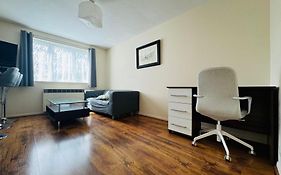 Self Contained 1 Bed Flat Next To Transport For Canary Wharf And Excel, O2 With Free Parking